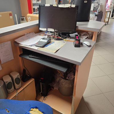 un bureau équipé d'un écran d'ordinateur et d'un clavier