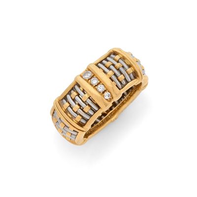 une bague composée d'un diamant et d'un anneau en or 18 carats
