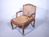 chaise en bois et osier, avec dossier et accoudoirs en rotin
