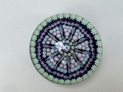 une assiette bleue et verte ornée d'un motif floral