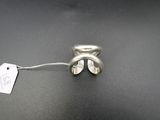 une bague en argent attachée à un cordon, avec une étiquette accrochée dessus