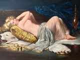 un tableau représentant une femme allongée sur un canapé avec un chien