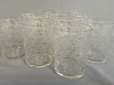 six verres alignés sur une table