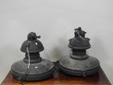 paire de lampes anciennes en fonte sur socle en bois