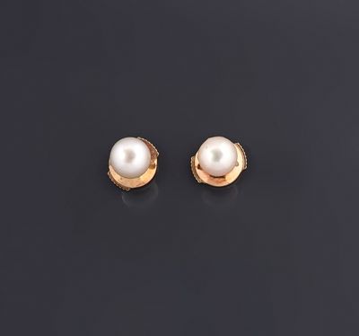 une paire de boucles d'oreilles en perles sur une surface noire