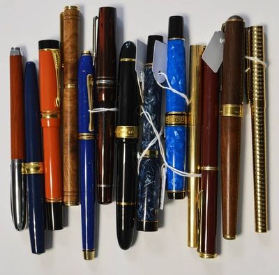 beaucoup de stylos alignés sur une table