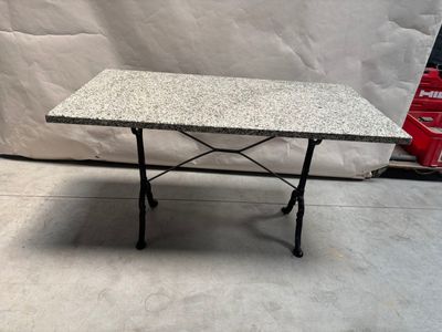 une table placée au milieu d'une pièce