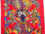 une image représentant un foulard en soie rouge orné du portrait d'un homme à cheval