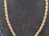 un collier de corde en or sur un mannequin mannequin mannequin mannequin mannequin mannequin mannequin mannequin mannequin mannequin