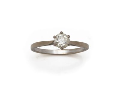 une bague de fiançailles ornée d'un seul diamant au centre