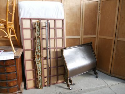 un lit et une chaise dans une pièce aux murs lambrissés