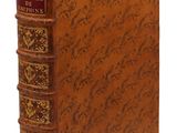 un vieux livre avec une couverture marron et des lettres dorées