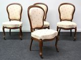 Trois chaises à assise rembourrée se trouvent dans une pièce