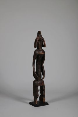 Figure au torse gonflé et crête sagittale
