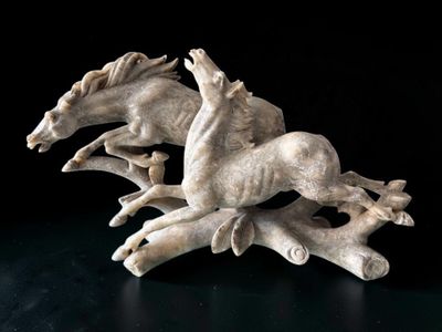 ASIE Groupe en marbre sculpté représentant des chevaux au ga…