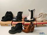 plusieurs paires de bottes pour femmes posées sur des cartons