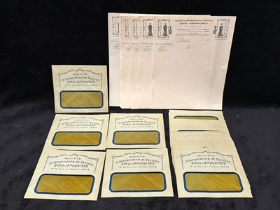 Plusieurs cartes et enveloppes sont posées sur une surface noire.