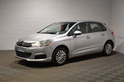 la photo d'une voiture argentée garée dans un garage