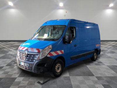 la photo d'une camionnette bleue garée sur un sol en damier