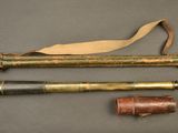 Trois types d'armes différents sont exposés sur une table