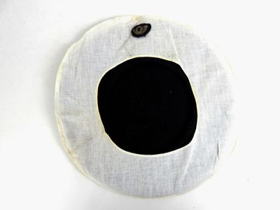 une photo d'un objet rond noir et blanc posé sur une surface blanche