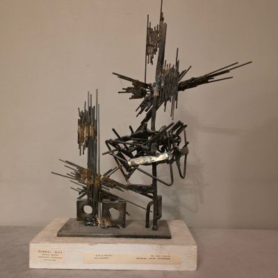 Les sculptures sont exposées sur un socle en marbre, sur fond blanc.