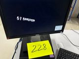une image d'un écran d'ordinateur et d'un clavier sur un bureau