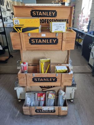 une pile de caisses en bois sur laquelle sont posés divers objets