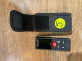 une télécommande et un téléphone portable posés sur une table