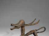 une image représentant une sculpture en bronze représentant un chien sur une surface blanche