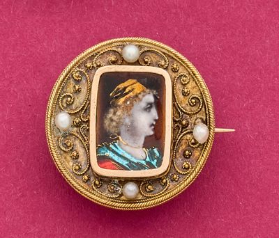 une image représentant une femme avec des perles dans les cheveux