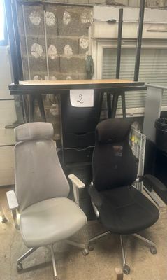 deux chaises de bureau placées l'une à côté de l'autre dans une pièce
