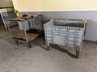 une caisse métallique et une table en bois dans une pièce