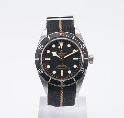 gros plan d'une montre sur un support sur une surface blanche