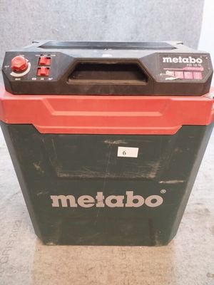 une boîte en métal noire et rouge avec un couvercle rouge