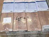 une palette remplie de cartons posée à même le sol dans un entrepôt