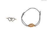 deux bracelets ornés d'une feuille d'or sur un cordon gris