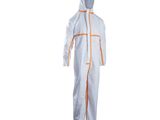 un costume blanc avec des bordures orange et une capuche, sur fond blanc