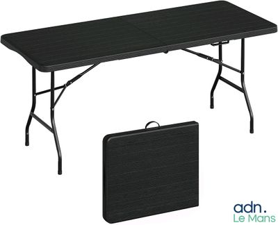 La table est noire et il y a une valise dessus.