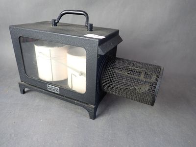 un petit téléviseur noir posé sur une table