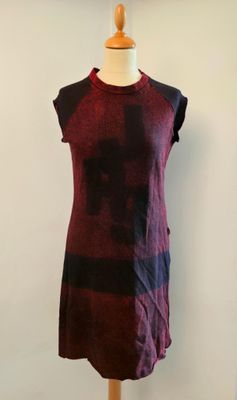 une photo d'une robe sur un présentoir à mannequin