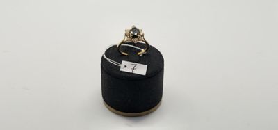 un gros plan d'une bague posée sur une boîte noire