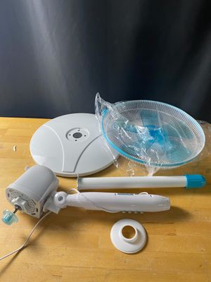 une brosse à dents posée sur une table à côté d'un bol