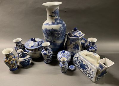 de nombreux vases et tasses bleus et blancs sur la table