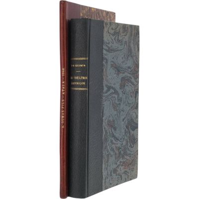 deux livres posés l'un sur l'autre sur une surface blanche