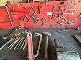 un grand nombre d'outils accrochés au mur