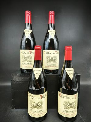 trois bouteilles de vin rouge posées sur une caisse en bois