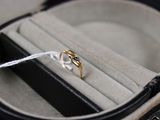 une bague dans un étui contenant un cordon