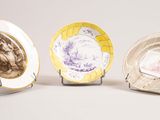 trois assiettes sur lesquelles figurent les portraits d'un homme et d'une femme