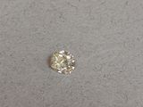 un gros plan d'un diamant isolé posé sur une table